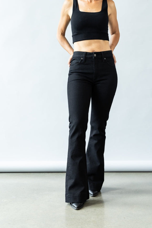 Jennifer Aniston Wears Cellulite-Busting Compression Pants